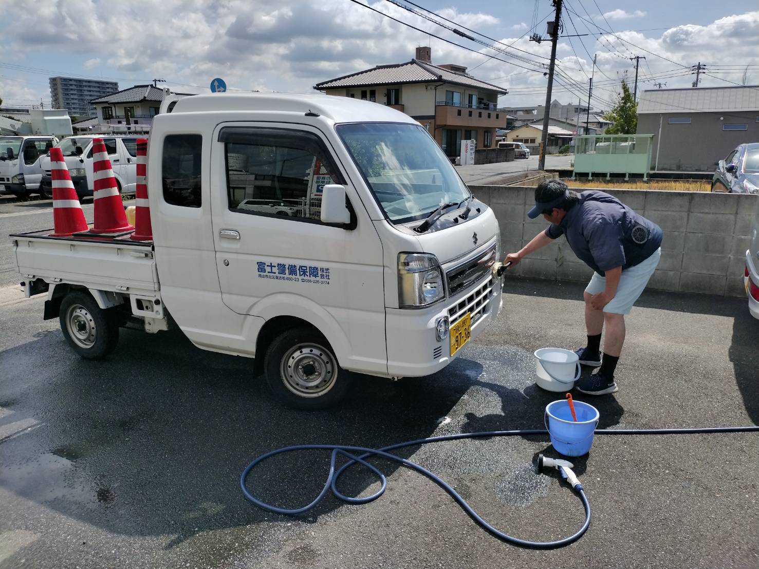 率先して洗車をしてくれる隊員