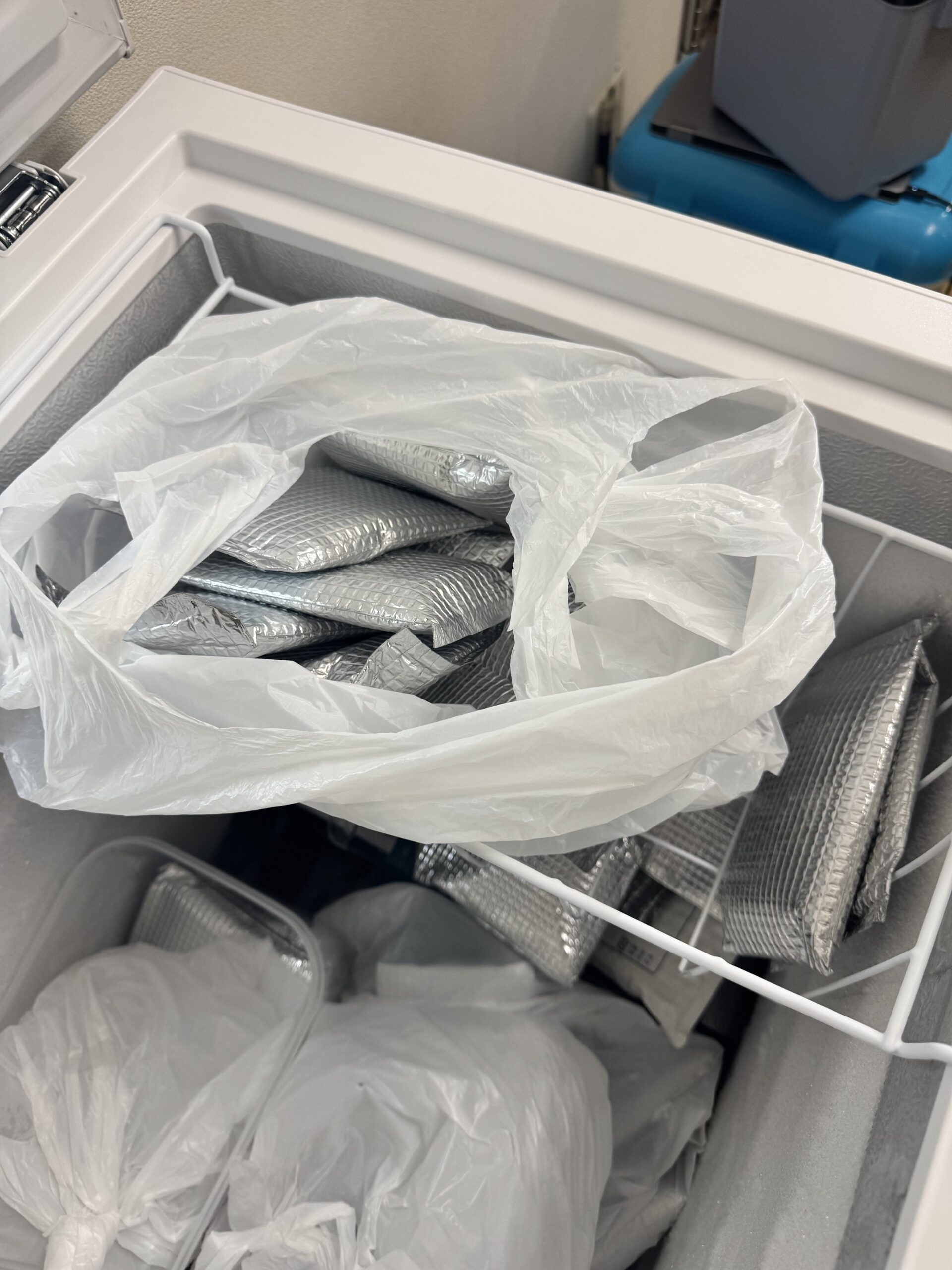 冷凍庫で冷やして準備する保冷パック