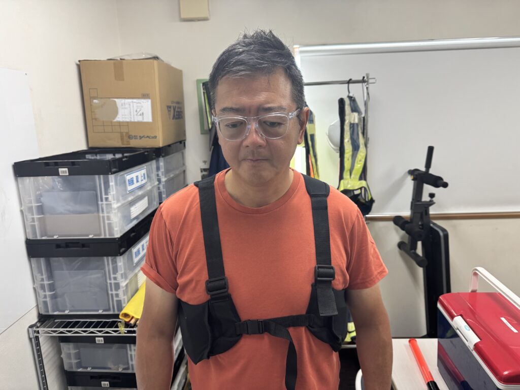 保冷パックを入れられる専用ベストの着用例