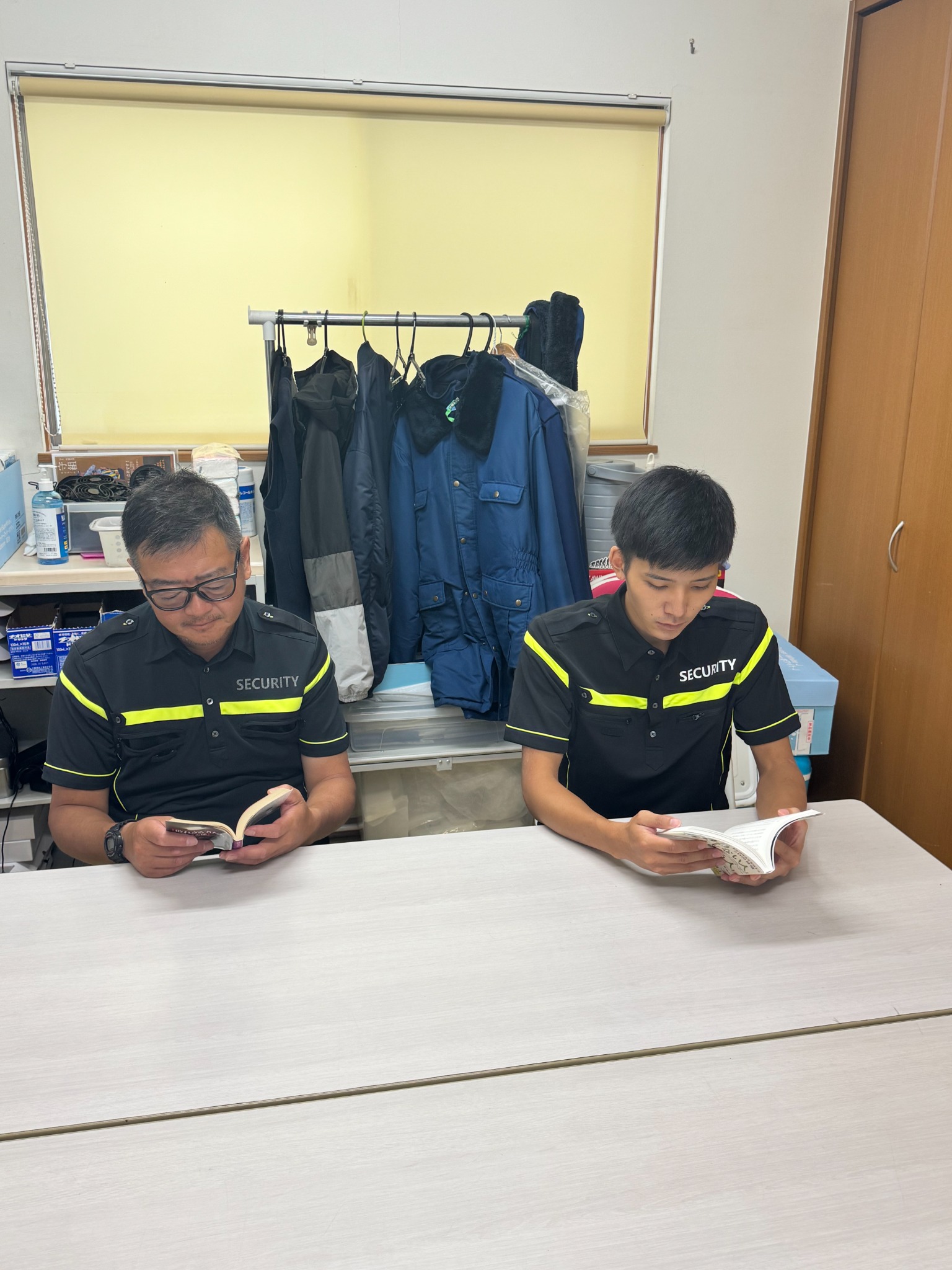 富士警備保障の事務所で読書する社員