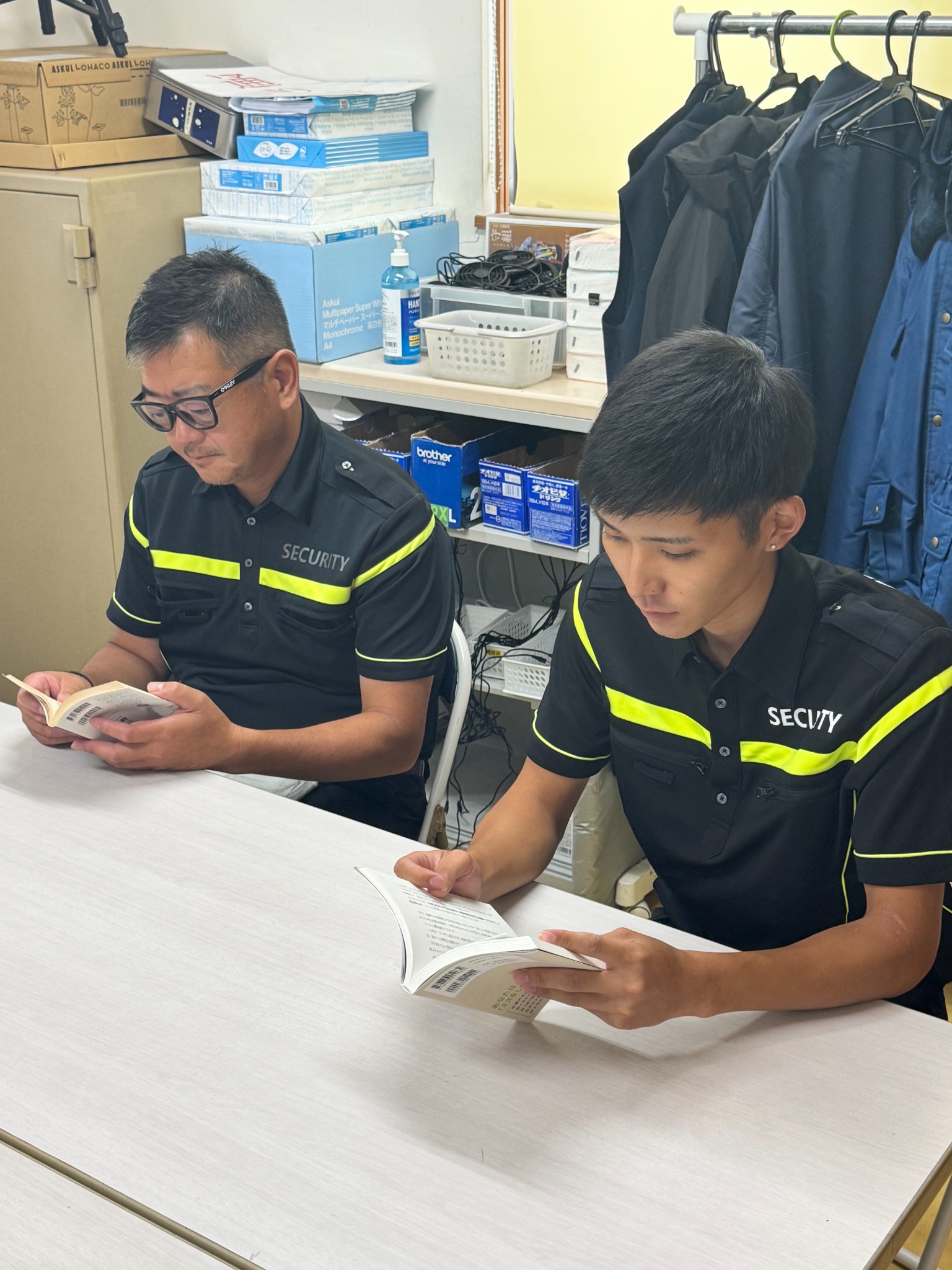 休憩時間に本を読む富士警備保障の社員